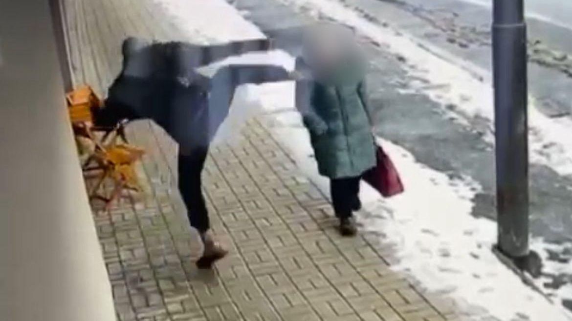 Seniorku do hlavy na ulici v Chebu kopl mladý Slovák, hrozí mu 10 let
